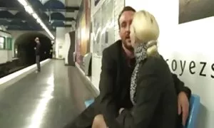 Momak i djevojka madsage porno u gaćicama