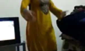 Tata je ušao u kupaonicu massagee porno