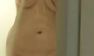 Supruga raširi noge pred svim pornohub massage rooms zaposlenicima